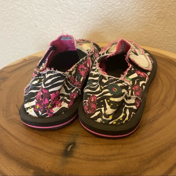 Sanuks girls zebra pink and black slip on slides flats 13 - Picture 3 of 6